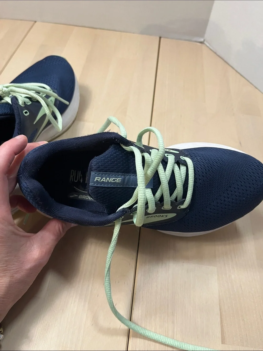 Brooks Navy Blue & Mint Green Sneakers Women’s 6.5 Medium